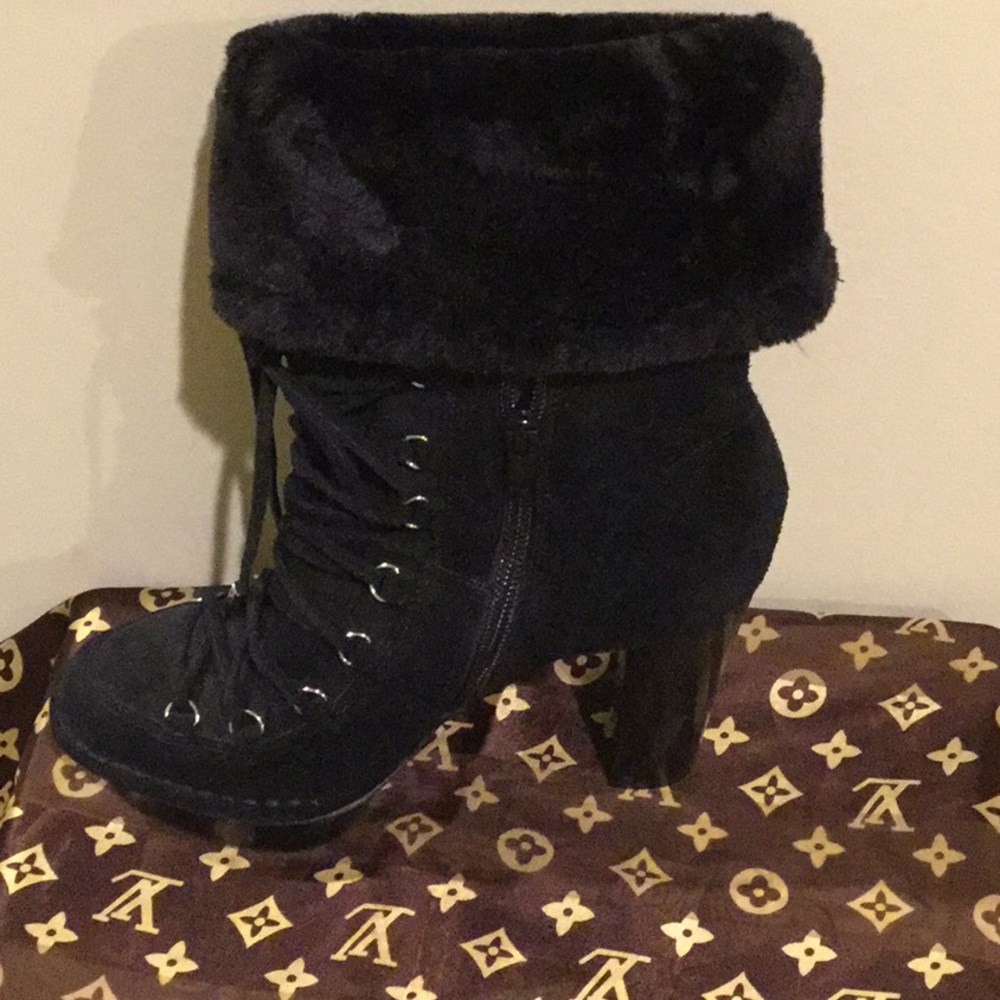 Boots - Picture 2 of 7